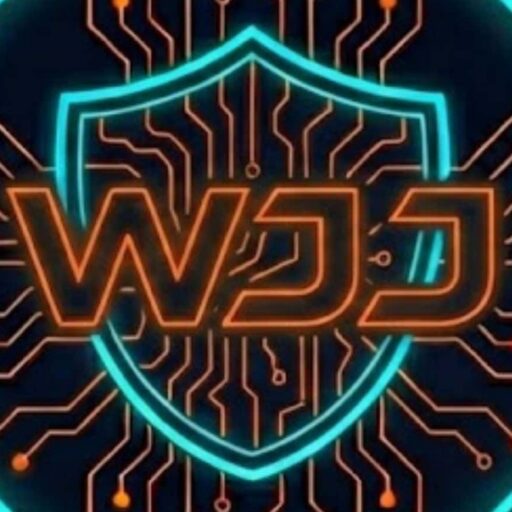 Logotipo circular da WebJJumper Tecnologia. Emblema com fundo azul escuro, contendo um escudo central com as iniciais WJJ estilizadas sobre um padrão de circuitos digitais. O texto "WebJJumper" aparece no arco superior e "Tecnologia" no arco inferior, destacados em laranja e ciano neon.