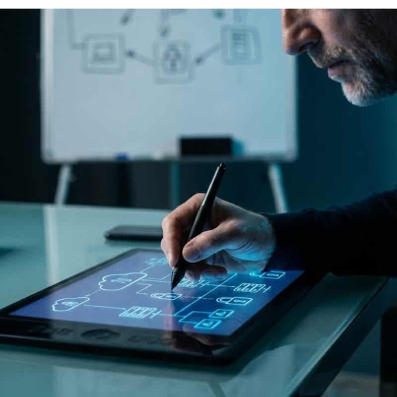 Caneta digital desenhando diagrama de arquitetura de servidor seguro num tablet.